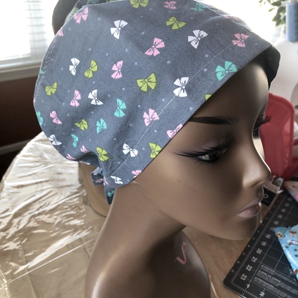 Large bow design scrub cap - Picture 2 of 3
